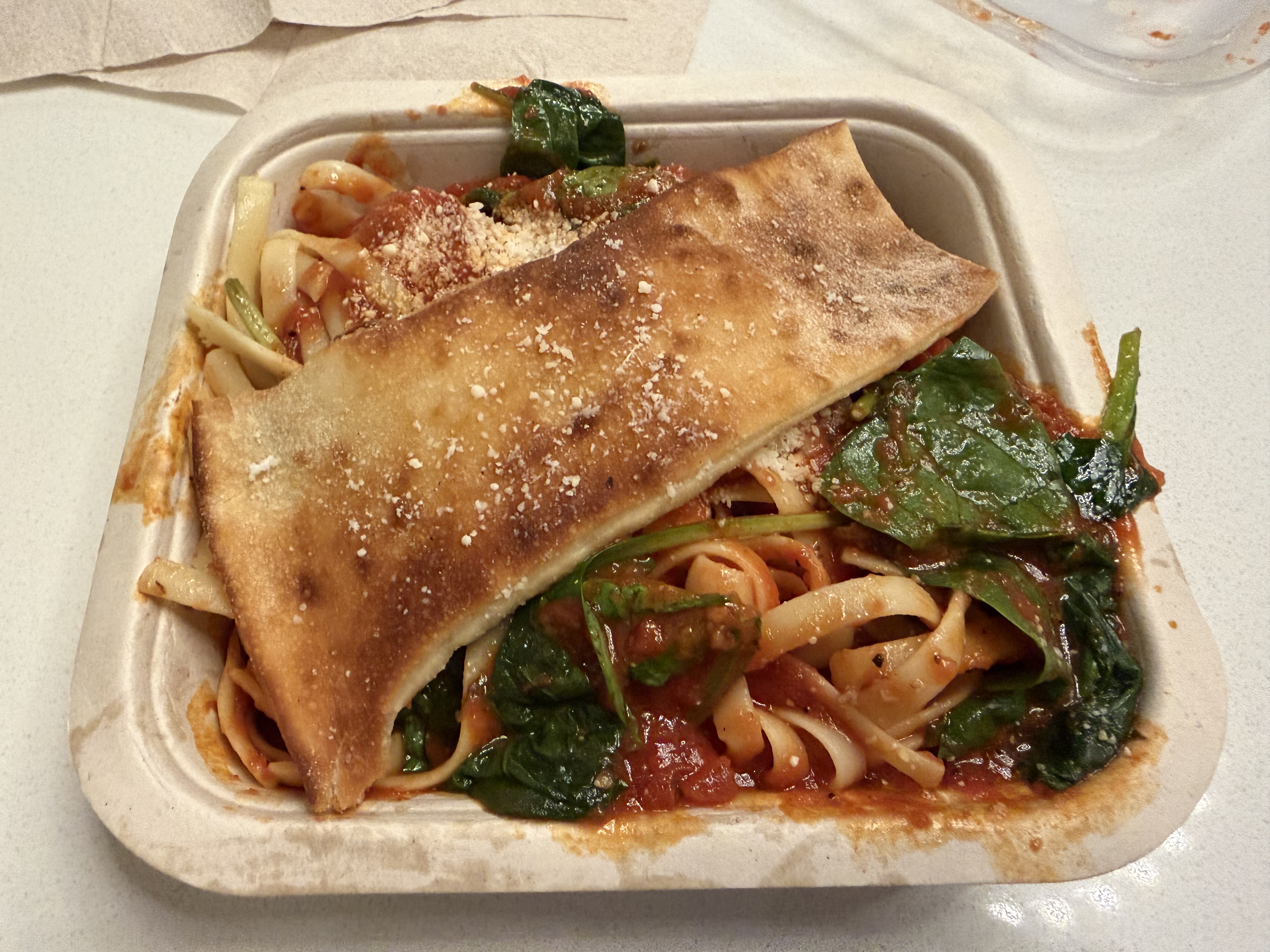 Brodhead食堂的Pasta,这个面叫Fettuccine,口感很好。很贴心地给了个饼怕我们酱汁吃不到